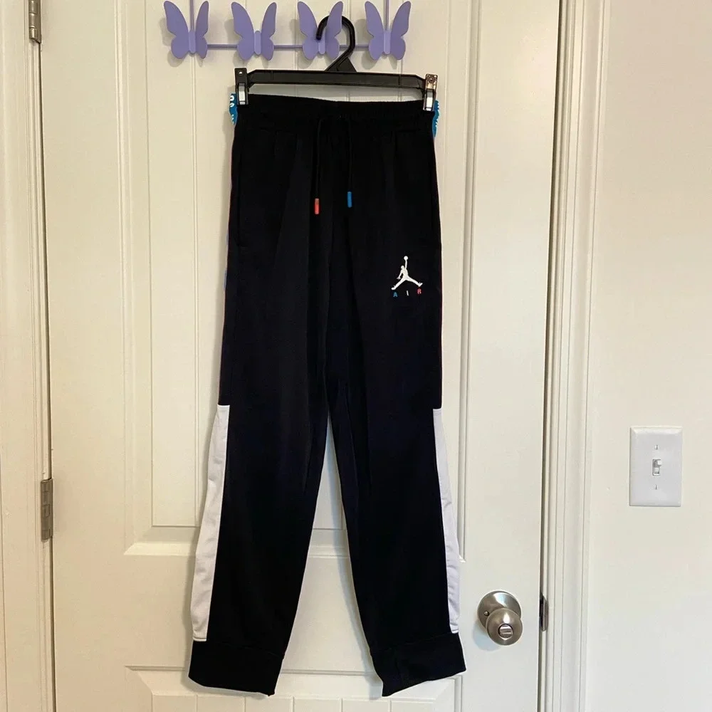 Jordan‎ boy’s black side striped decal jogger sweatpants — medium